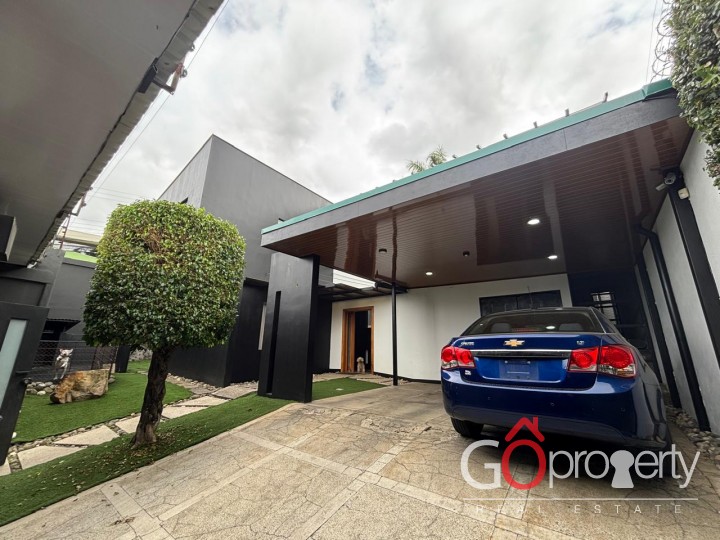 Moderna y espaciosa casa en venta en Guayabos de Curridabat!
